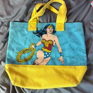 Great condition Vintage Wonder Woman 16”(W)x13.5”(H)x5”(D) tote.